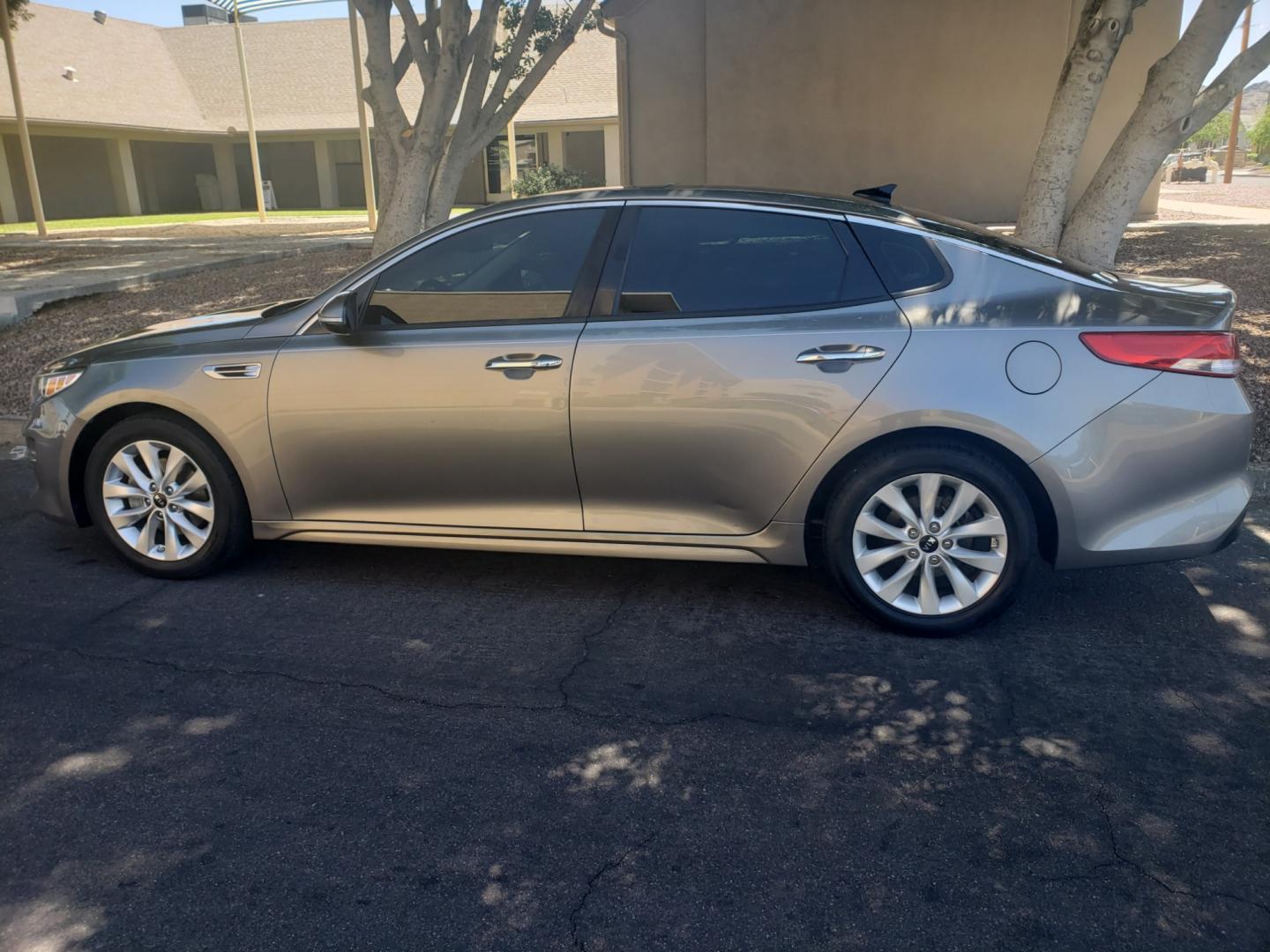 2016 /gray and black Kia Optima ex (5XXGU4L3XGG) with an 2.4L L4 DOHC 16V engine, 6-Speed Automatic transmission, located at 323 E Dunlap Ave., Phoenix, AZ, 85020, (602) 331-9000, 33.567677, -112.069000 - 2016 Kia Optima EX,........EXCELLENT condition, ......ONLY 97K MILES!!!! ......A Real Must See!!.... No accidents, Power everything, Touch screen stereo, Phone sync, Bluetooth, Back up camera, Satellite compatible, Navigation, Ice cold ac front and rear, Clean Gray and Black interior with Black leat - Photo#6